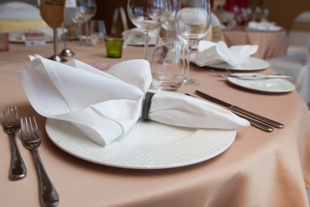 restaurant linen tablecloth rental services and supply